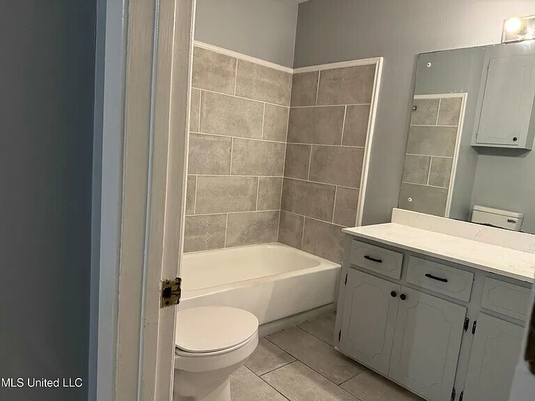 Building Photo - 123 Fairoaks Dr