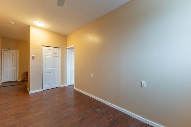 Building Photo - Recently renovated 1 bedroom, 1 bathroom a...