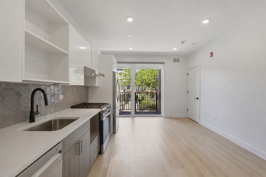 Building Photo - 948 W Sunnyside Ave