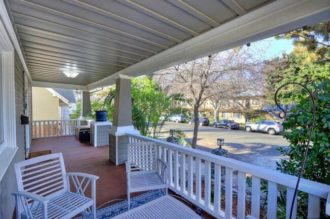 Building Photo - Beautifully Renovated 5 Bedroom Midtown Home