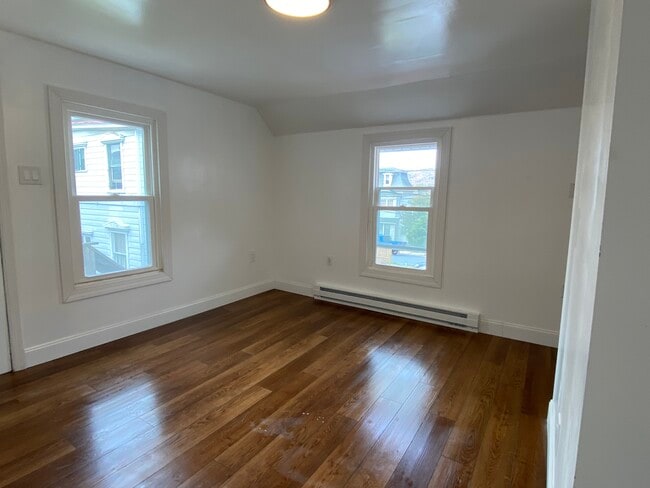 Building Photo - 105 2nd St