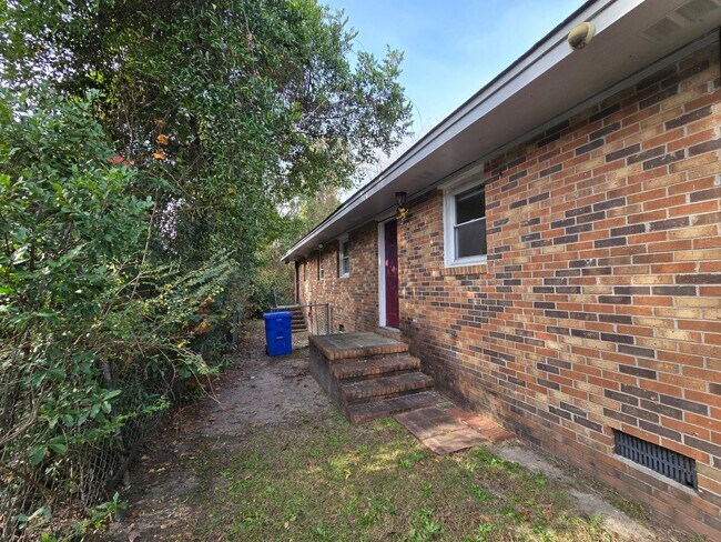 Building Photo - 2305 Emily St