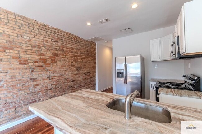 Building Photo - 2608 E Fayette St