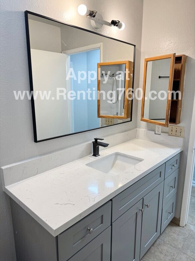 Building Photo - Newly Remodeled 2 Bed 1 Bath Near Downtown!