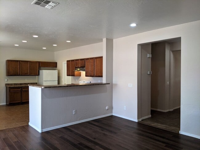 Building Photo - 4 Bedroom Home Near W Southern Ave and S 7...