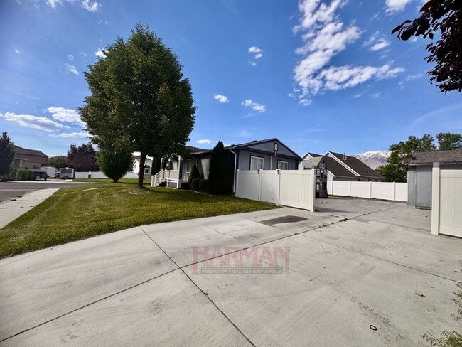 Building Photo - 863 Artesia Rd
