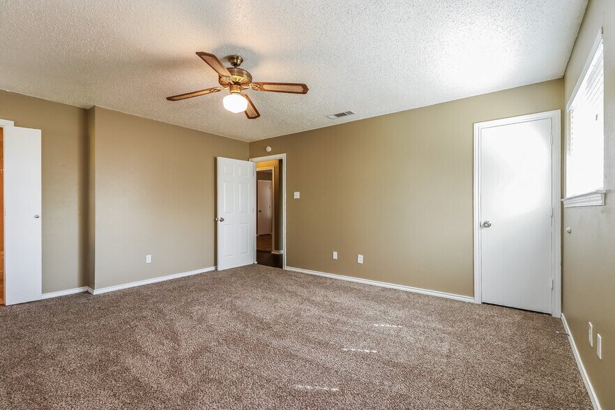 Building Photo - 520 E Lark Ct