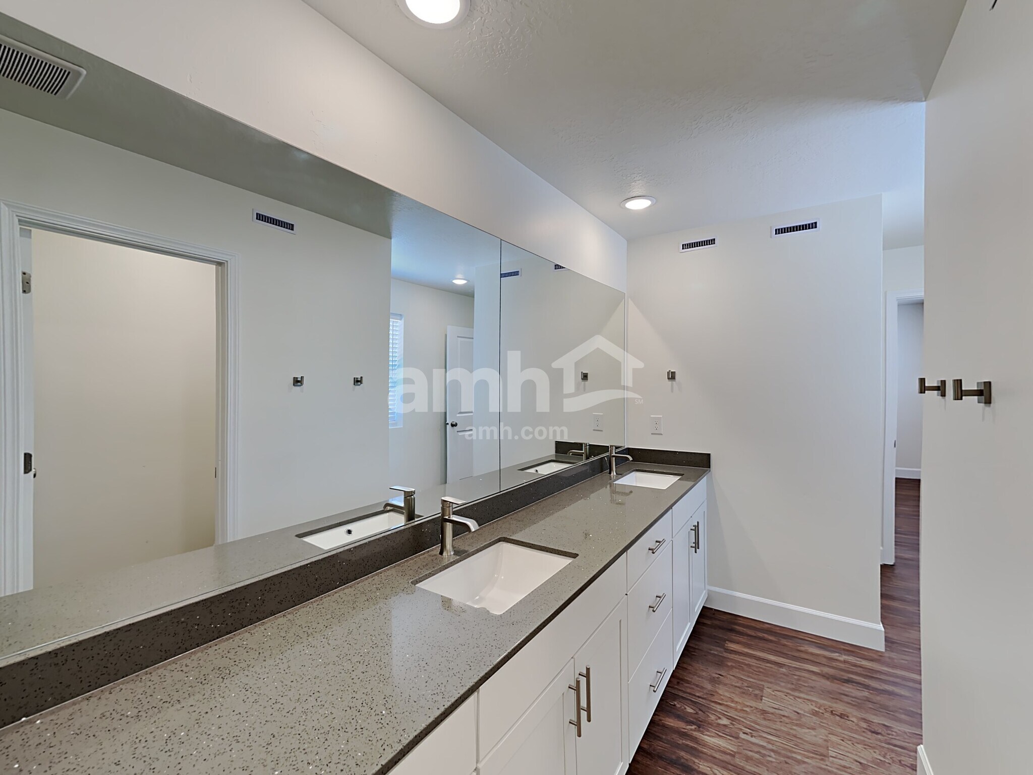 Building Photo - 4292 N Poplar St