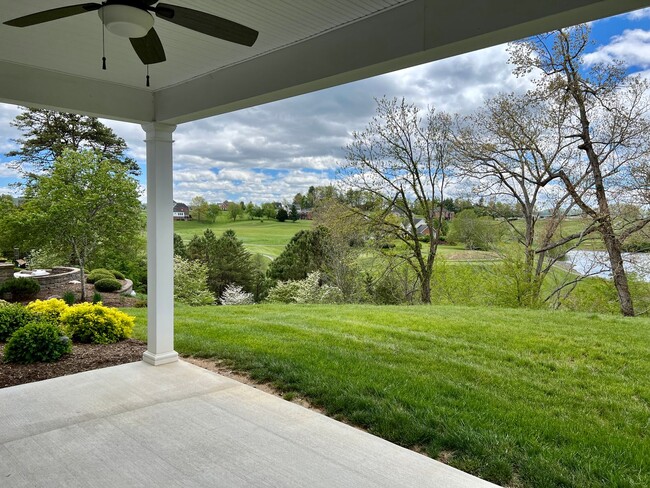 Building Photo - Modern 3 Bedroom Golf Course Home