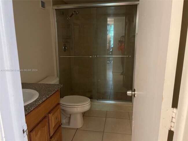 Building Photo - 9440 Live Oak Pl