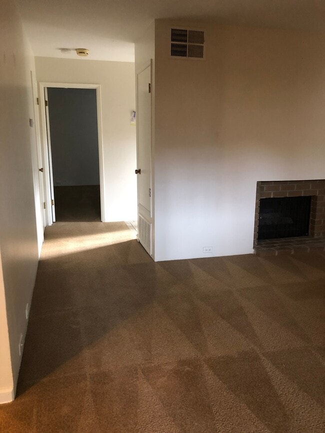 Building Photo - First floor condo!
