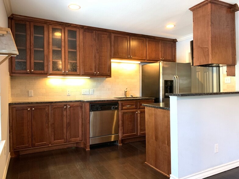 High quality crafted wood cabinets, granite counters, and stainless steel appliances. Travertine backsplash. Under cabinet lighting. 407 E 45th St. Austin, TX 78751 - 407 E 45th St #116