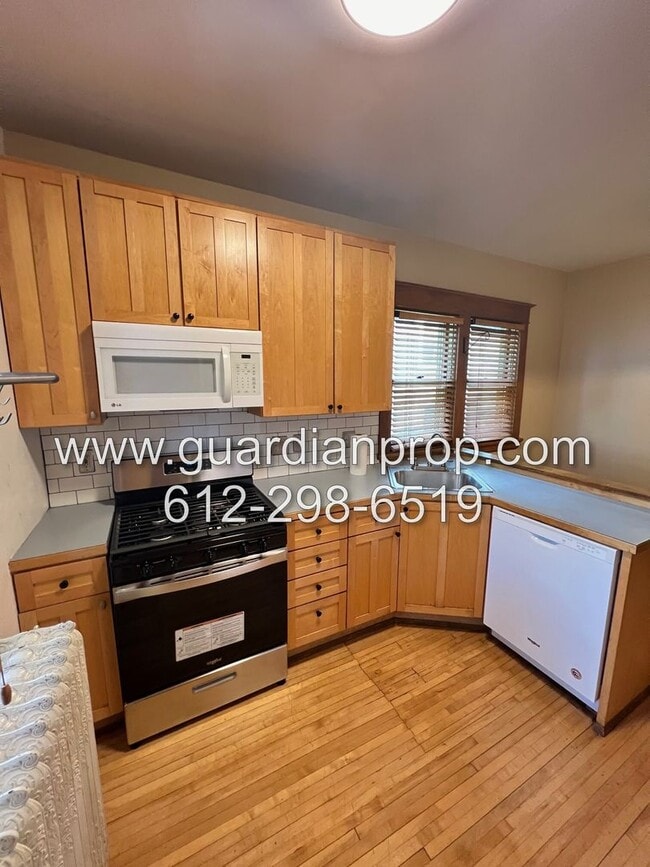 Building Photo - Mac Groveland House Available August 1, Fu...