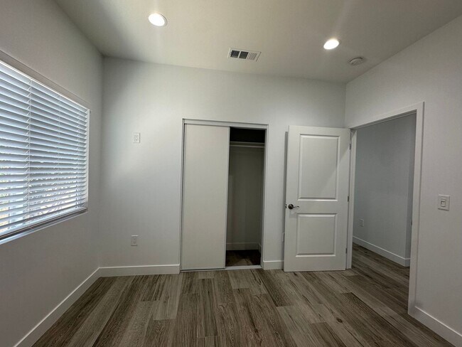 Building Photo - Willow Cir