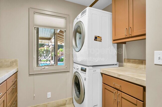 Building Photo - 5940 La Jolla Mesa Dr