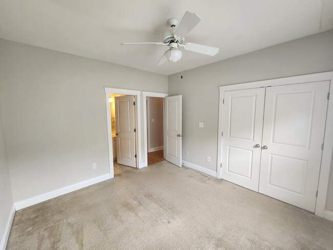 Building Photo - 2240 Lakeside Dr