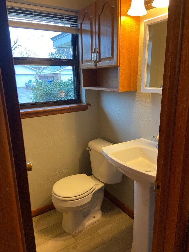 Building Photo - 1506 Canterbury St