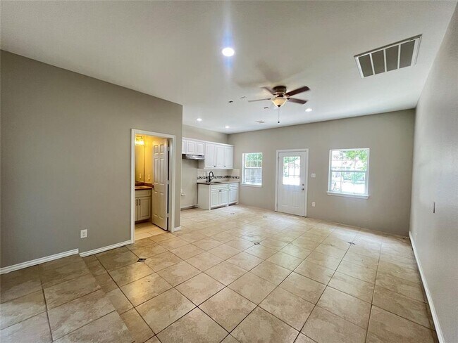 Building Photo - 6430 Skyview Dr