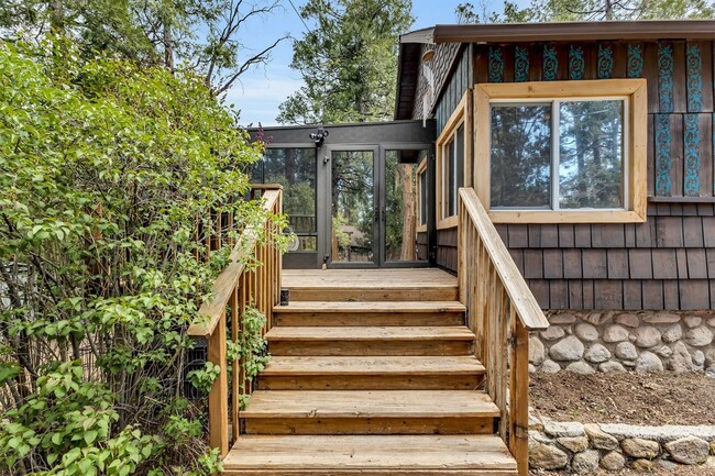 Building Photo - 3 bd 2 ba country cabin close to town