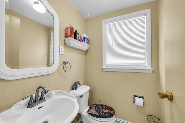 Building Photo - 3 Bedroom Home Located Near Shopping, Dini...