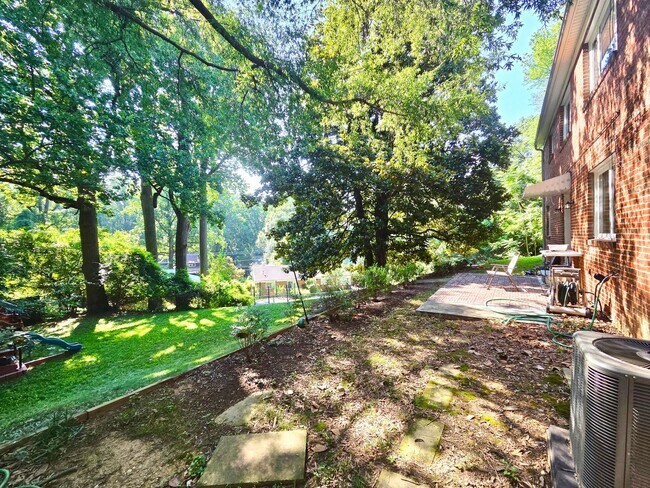Building Photo - Lovely 4 BR/2 BA Single-Family Home in Sil...