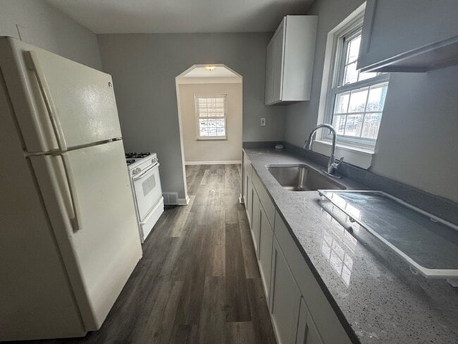 Building Photo - Four Bedrooms!