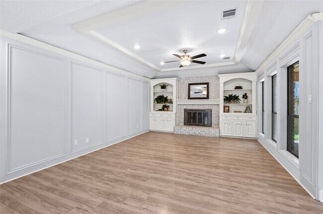 Building Photo - 911 Montview Dr