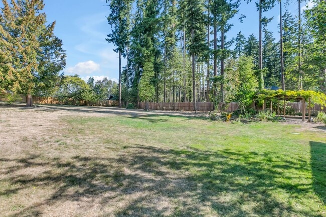 Building Photo - Updated Renton Retreat with Bonus Room, Fe...