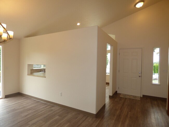 Building Photo - Rent Special: FREE August's Rent!! 3 bed 2 bath House in South Salem!