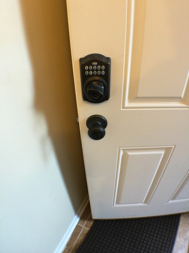 Building Photo - 4-BEDROOM DEPAUL UNIVERSITY APARTMENT – FIRST FLOOR