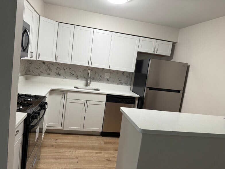 Building Photo - 2707 S 76th St
