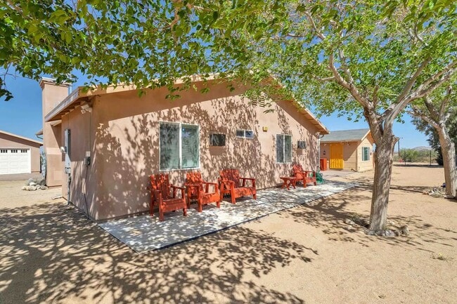 Building Photo - Fully Furnished, Secluded & Private