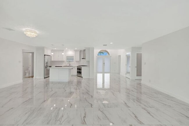 Building Photo - 2612 NE 5th St