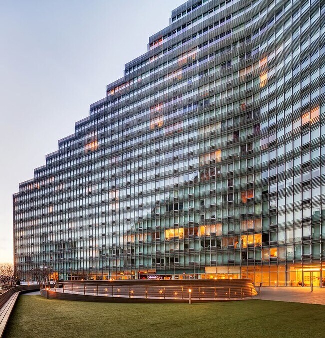Building Photo - 550 W 54th St