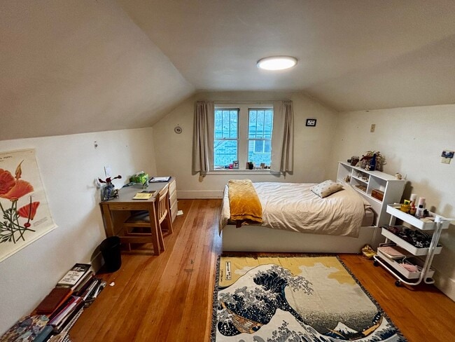 Building Photo - 202 E 7th St