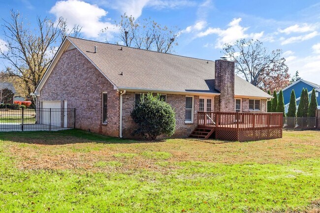 Building Photo - 755 Regal Dr