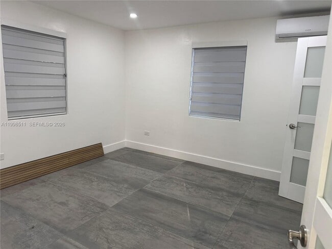 Building Photo - 731 E 19th St