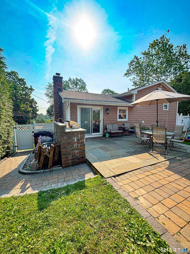 Building Photo - 120 Pilgrim Dr