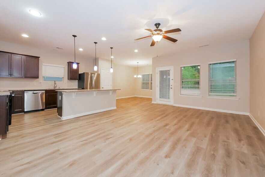 Building Photo - 108 Thomaston St