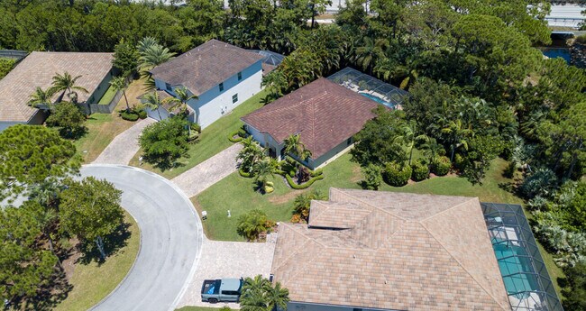 Building Photo - 521 NE Abaca Way