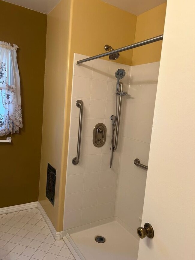 Building Photo - GREAT 3BD HOUSE WITH INCREDIBLE OUTDOOR SP...