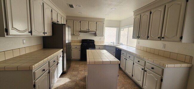 Building Photo - Large 3 Bedroom Home with a Loft