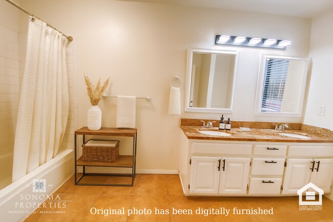 Building Photo - 3+ Bedroom / 2 Bathroom Home with Sunroom & Beautiful Views