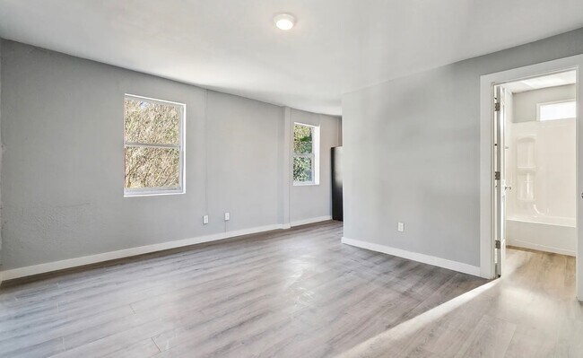 Building Photo - Studio Apartment in Central City
