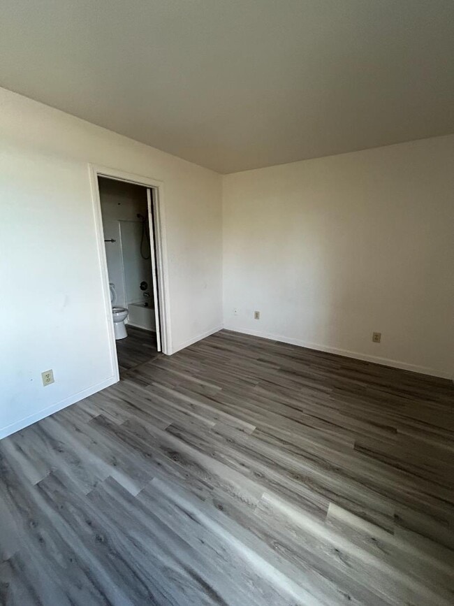 Building Photo - 2250 Scarborough Dr