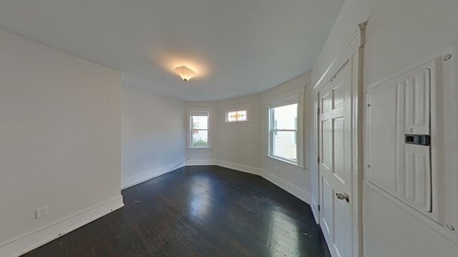 Building Photo - 10 Bayside St