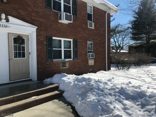 Building Photo - 1138 Valley Rd