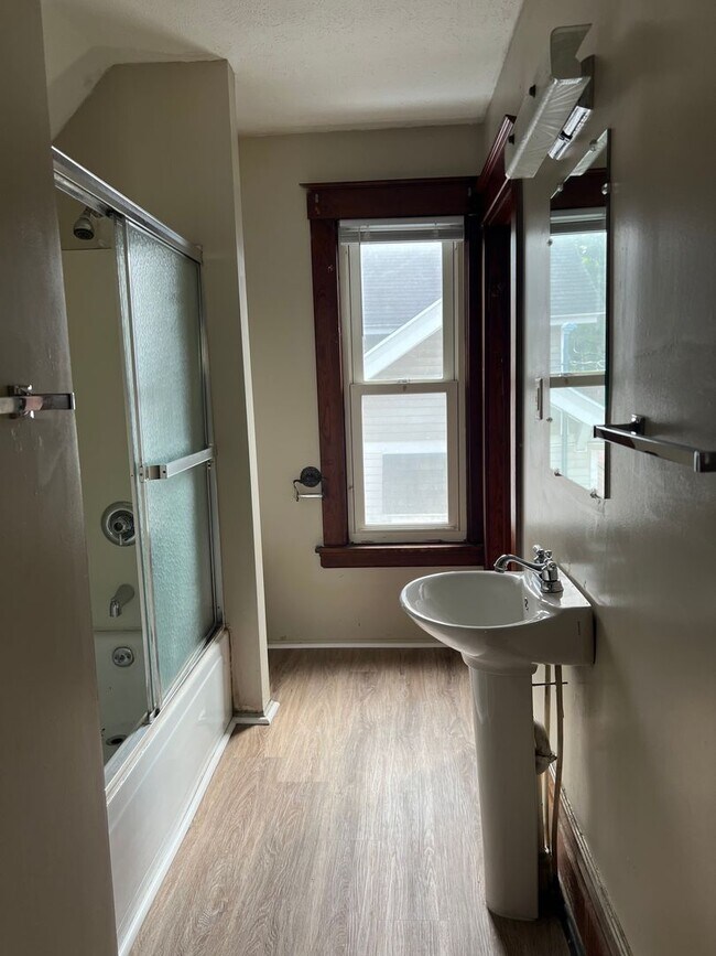 Building Photo - Spacious 4 Bedroom Southside Holland