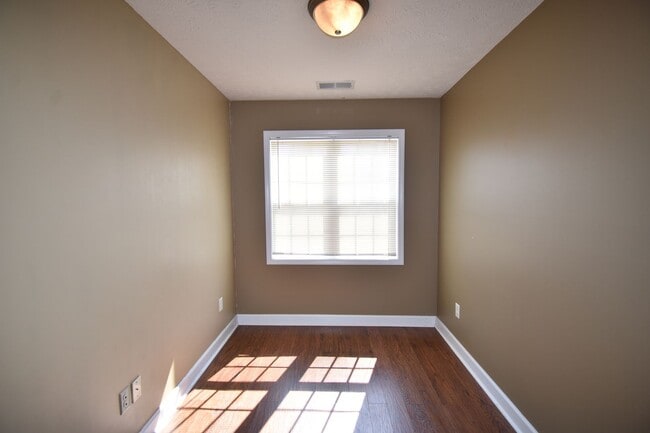 Building Photo - 165 Pender Rd