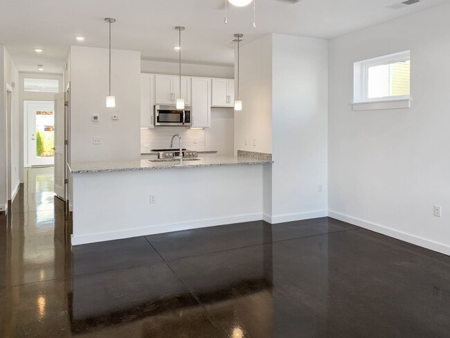 Building Photo - 2 Bedroom, 2 Bathroom downstairs unit in Manchester! Tons of natural light, modern look